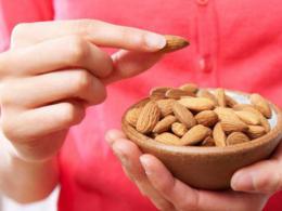 Why should you eat almonds every day and what beneficial properties do they have?