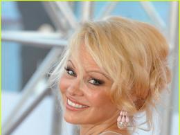 Pamela Anderson on muuttunut tuntemattomaksi plastiikkaleikkauksen jälkeen Näyttelijä Pamela Andersonille uusi plastiikkakirurgia