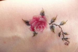 Tatuazh me trëndafil - kuptimi dhe dizajni për vajza dhe burra