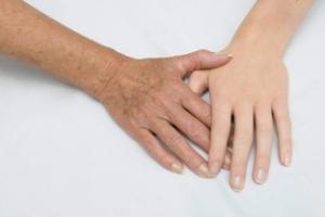 Përtëritje e duarve Lëkura e plakjes së duarve çfarë duhet të bëni
