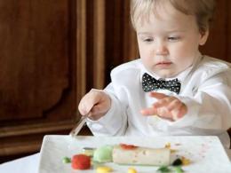 Lääkäri Komarovsky kuinka opettaa lapsi pureskelemaan, nielemään ja syömään itsenäisesti lusikalla Kuinka opettaa lasta käyttämään lusikkaa