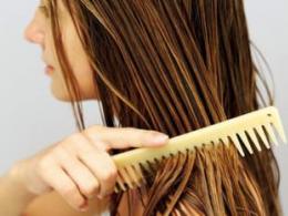 Hur man använder linfröolja för hår korrekt och effektivt Gnid in linfröolja i hårbotten